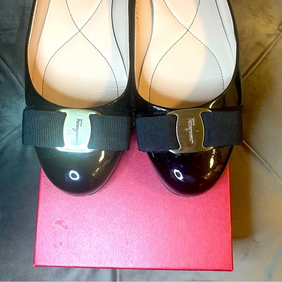 EUC FERRAGAMO Varina Patent Leather Ballet Flats - Size 7 - Picture 11 of 12